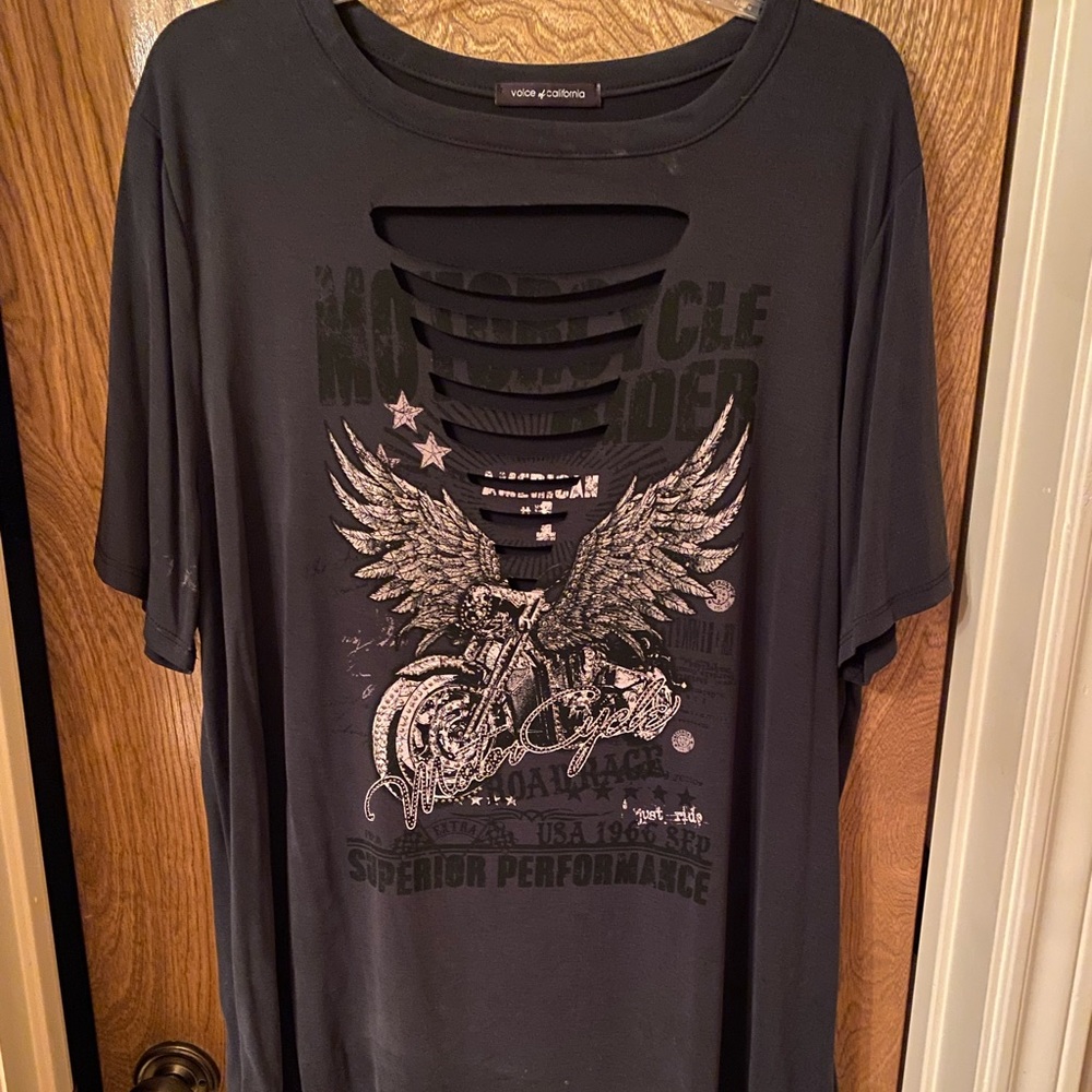 Ladies plus size top. Size 3X. Very flattering. See measurements in pictures.